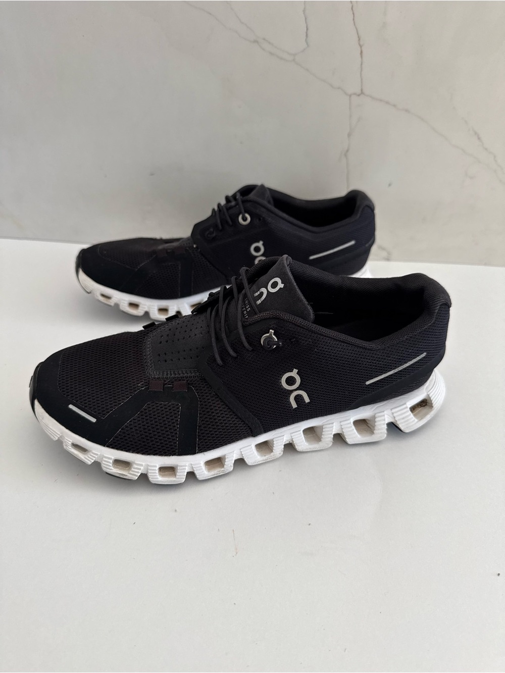 On Cloud 5 Swiss Engineering Sneaker Womens Shoes US Size 8 Black